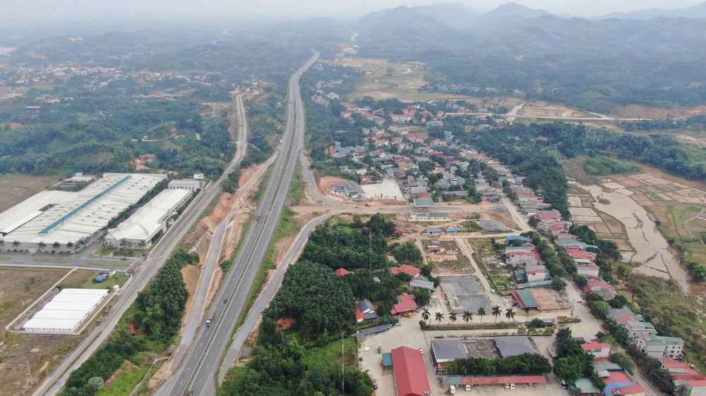Thí điểm phân làn trên cao tốc Nội Bài - Lào Cai: Giảm nguy cơ va chạm, hạn chế ùn tắc - Ảnh 1.