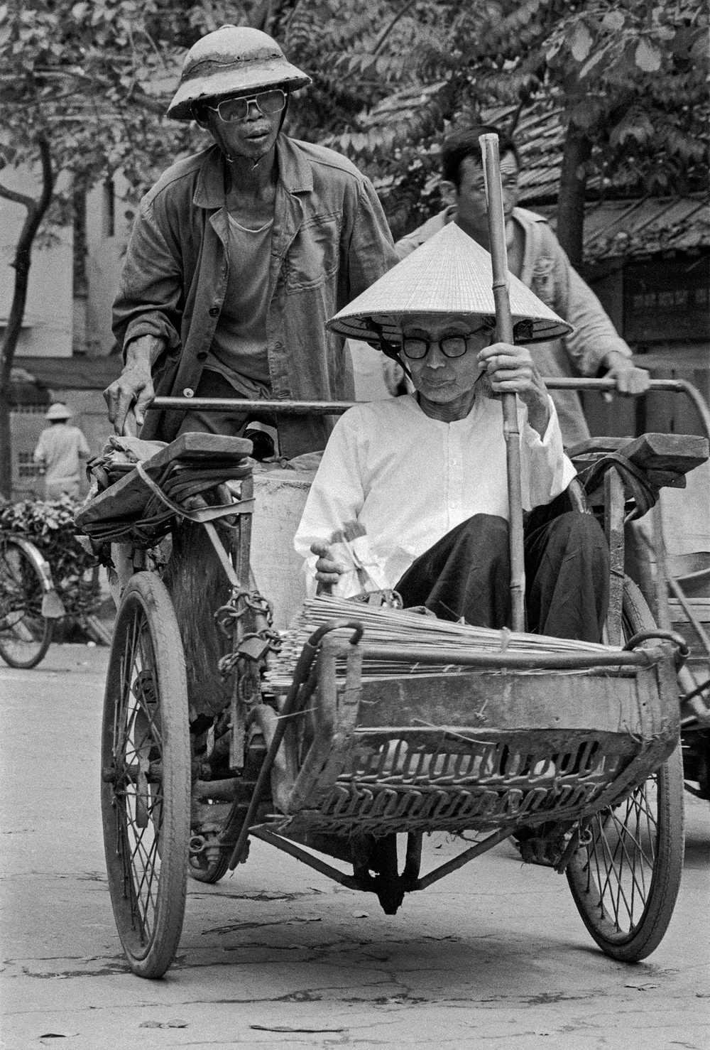 Nhiếp ảnh gia Jean-Charles Sarrazin: &quot;Đi chơi&quot; Hà Nội 40 năm trước - Ảnh 5.