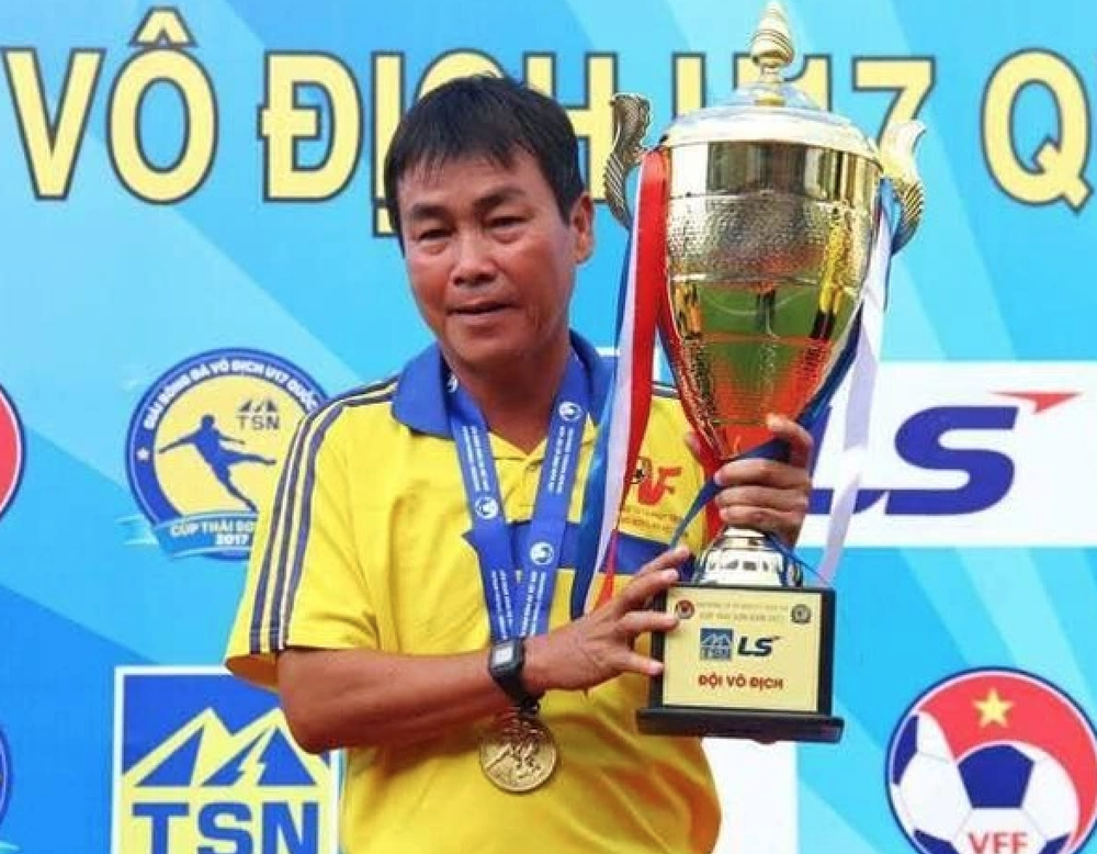 Bóng đá Việt Nam tiếc thương "Tiếu già" Hồ Văn Lợi - Ảnh 1. Bóng đá Việt Nam tiếc thương "Tiếu già" Hồ Văn Lợi - Ảnh 1.