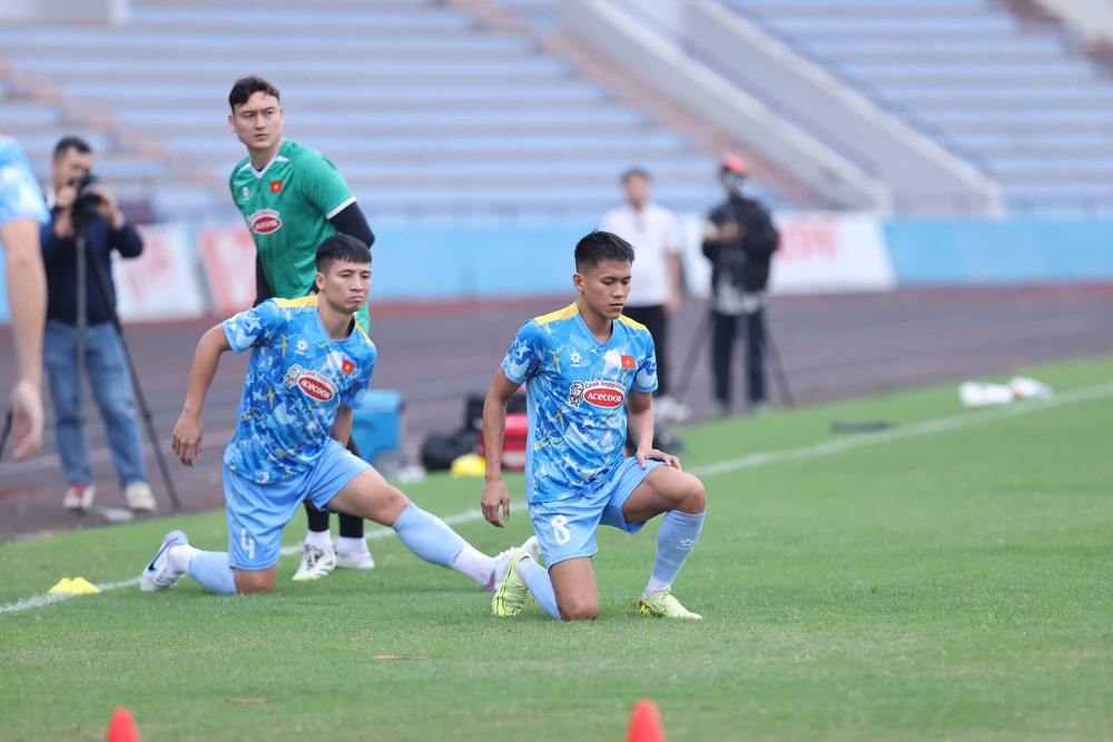 Văn Lâm chấn thương nhẹ, nỗ lực trở lại cùng đội tuyển Việt Nam - Ảnh 1.