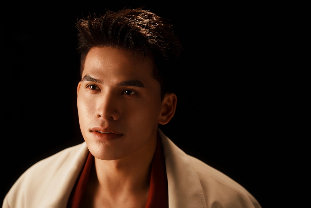 Quốc Thiên ra mắt MV "Ánh trăng giả dối" - Ảnh 1. Quốc Thiên ra mắt MV "Ánh trăng giả dối" - Ảnh 1.