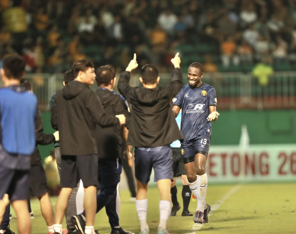 Tin nóng bóng đá Việt hôm nay 13/11: HLV Đinh Hồng Vinh khen cầu thủ U22 Việt Nam; CLB Thanh Hóa lại bị FIFA cấm đăng ký cầu thủ mới - Ảnh 2.