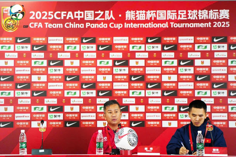 Tin nóng bóng đá Việt hôm nay 13/11: HLV Đinh Hồng Vinh khen cầu thủ U22 Việt Nam; CLB Thanh Hóa lại bị FIFA cấm đăng ký cầu thủ mới - Ảnh 1.