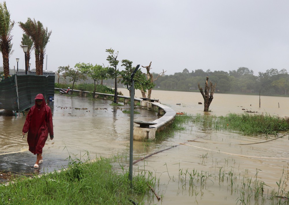 Bão số 14 khả năng suy yếu dần thành áp thấp nhiệt đới - Ảnh 1.