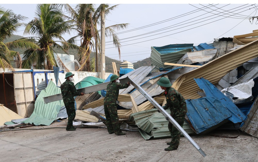 Thủ tướng đề nghị khẩn trương đánh giá thiệt hại và khắc phục hậu quả bão, lũ tại khu vực Trung Bộ - Ảnh 1. Thủ tướng đề nghị khẩn trương đánh giá thiệt hại và khắc phục hậu quả bão, lũ tại khu vực Trung Bộ - Ảnh 1.