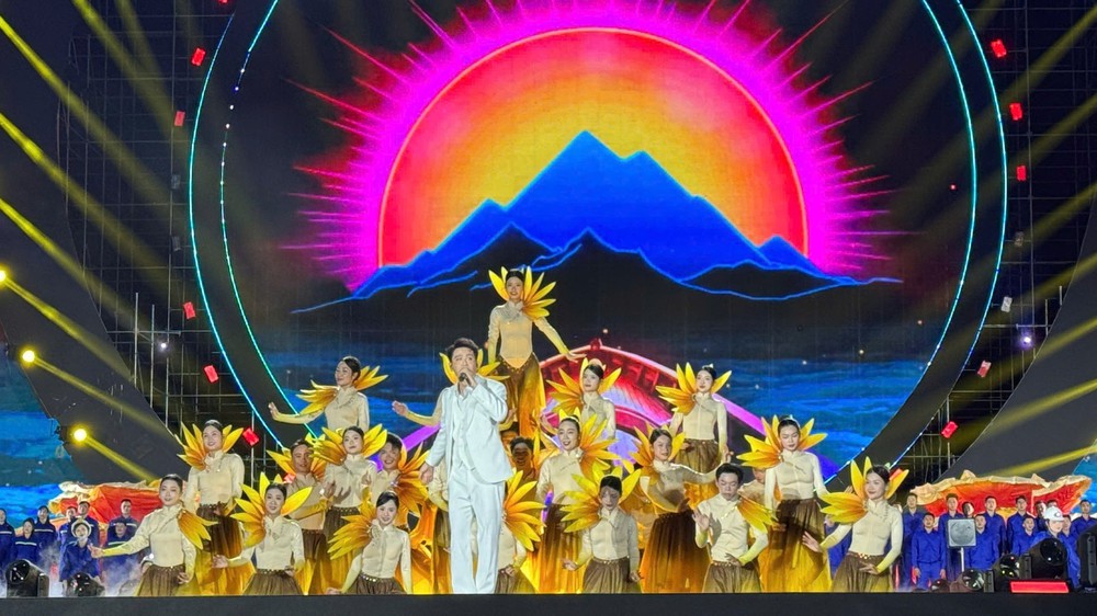Chương trình biểu diễn &quot;Quảng Ninh - Đất mỏ anh hùng&quot; - Ảnh 1.