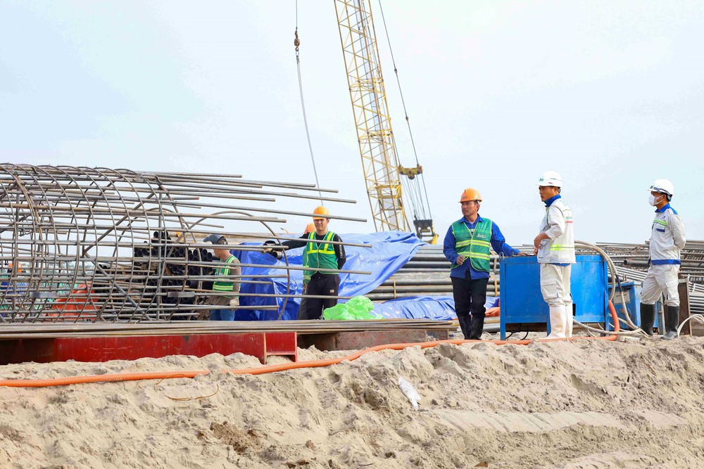 Đẩy nhanh tiến độ thi công cầu Hồng Hà thuộc dự án xây dựng đường vành đai 4 Vùng Thủ đô - Ảnh 2. Đẩy nhanh tiến độ thi công cầu Hồng Hà thuộc dự án xây dựng đường vành đai 4 Vùng Thủ đô - Ảnh 2.