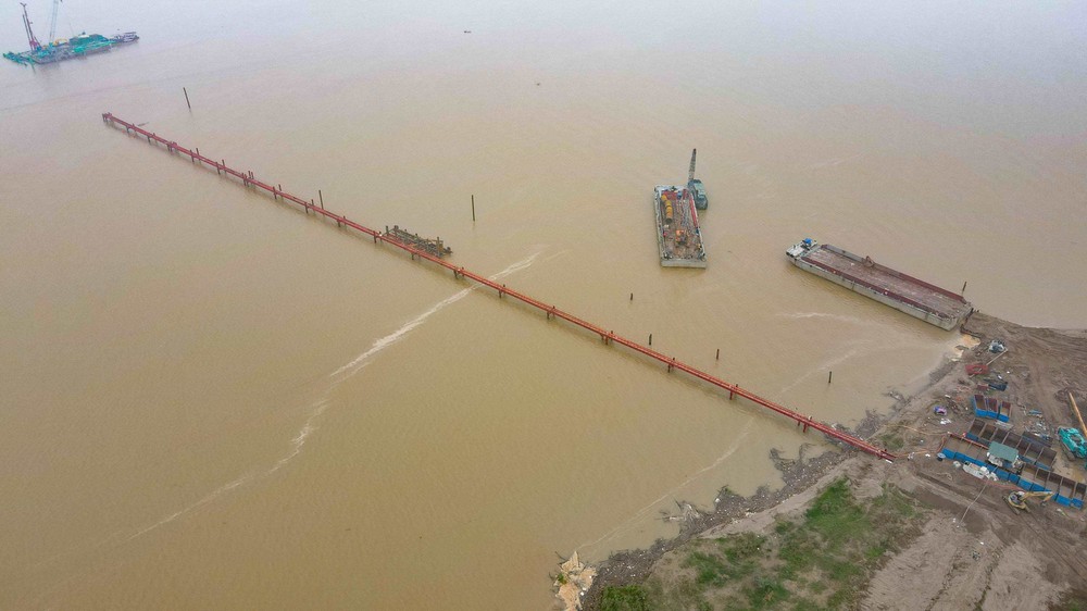 Đẩy nhanh tiến độ thi công cầu Hồng Hà thuộc dự án xây dựng đường vành đai 4 Vùng Thủ đô - Ảnh 4. Đẩy nhanh tiến độ thi công cầu Hồng Hà thuộc dự án xây dựng đường vành đai 4 Vùng Thủ đô - Ảnh 4.