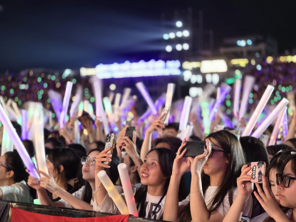 Sức nóng từ các concert tạo &quot;cú huých&quot; cho kinh tế đêm và du lịch - Ảnh 2.