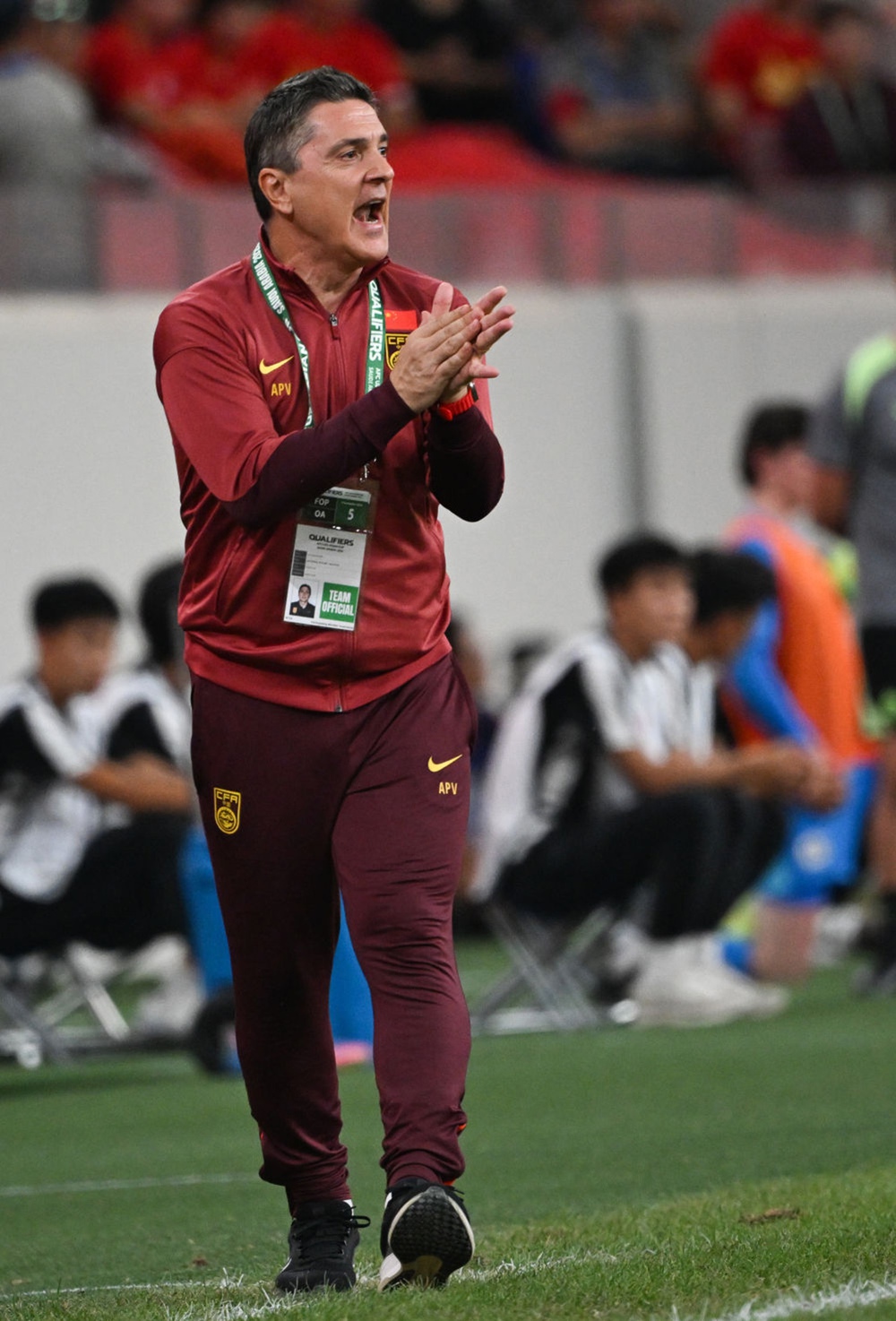 HLV châu Âu cho rằng U22 Việt Nam may mắn khi thắng U22 Trung Quốc, thừa nhận mặt sân không tốt - Ảnh 1.