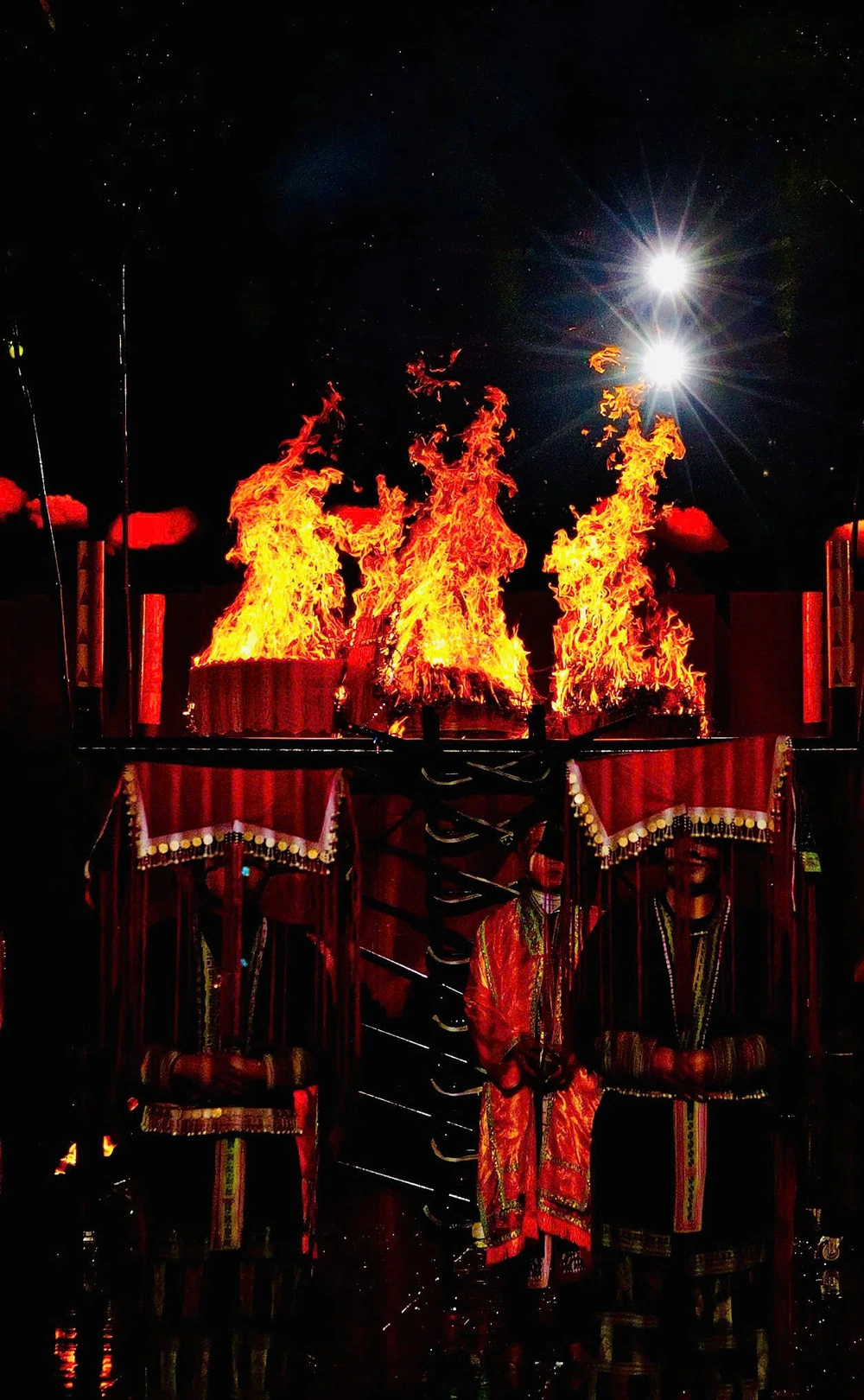 Đồng bào Dao đỏ tại Sapa: Không nghĩ văn hóa của mình lại đẹp đến thế trên sân khấu &quot;Thiêng&quot;! - Ảnh 11.