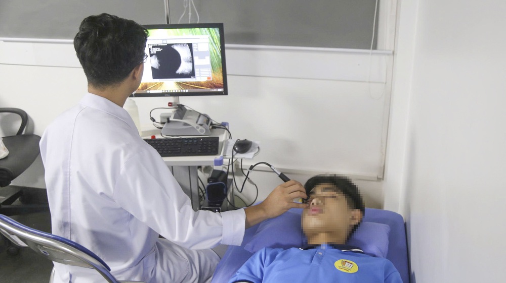 Chấn thương mắt khi chơi cầu lông, nam sinh được cấp cứu kịp thời - Ảnh 1.