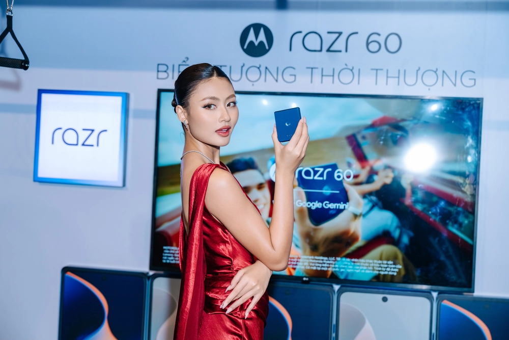 Dàn mỹ nhân Miss Cosmo đồng loạt sắc đỏ trải nghiệm điện thoại công nghệ - Ảnh 2.