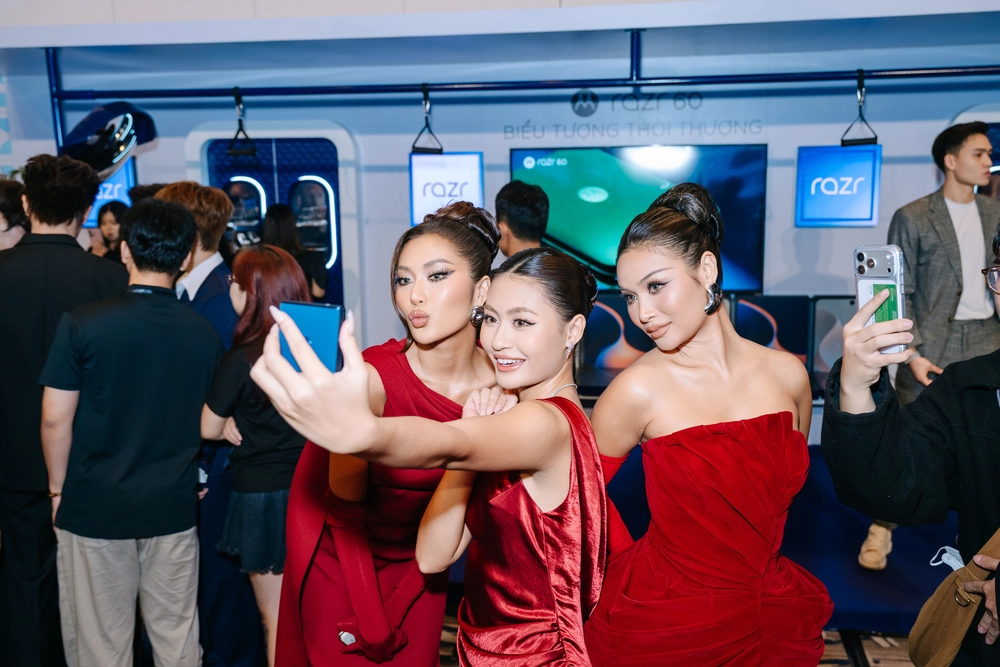 Dàn mỹ nhân Miss Cosmo đồng loạt sắc đỏ trải nghiệm điện thoại công nghệ - Ảnh 3.