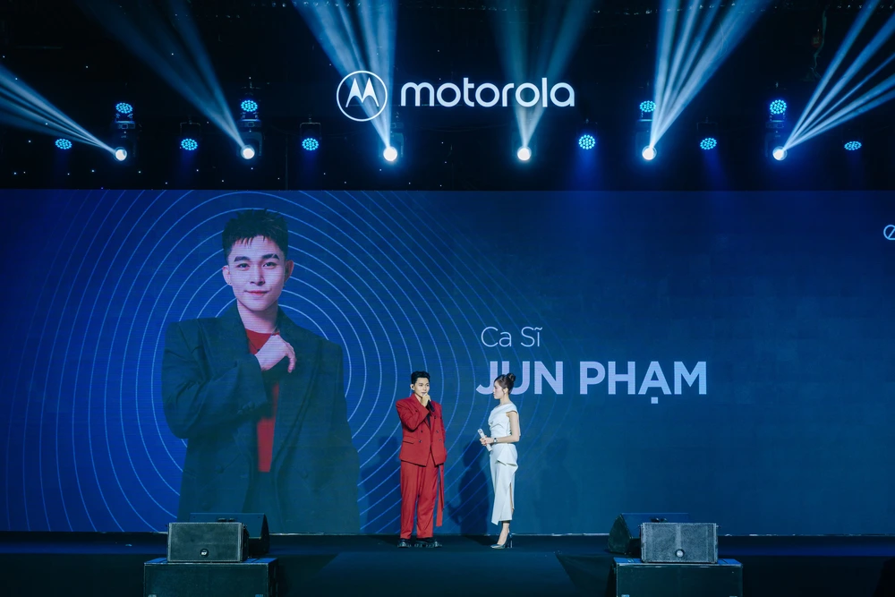 Dàn mỹ nhân Miss Cosmo đồng loạt sắc đỏ trải nghiệm điện thoại công nghệ - Ảnh 4.