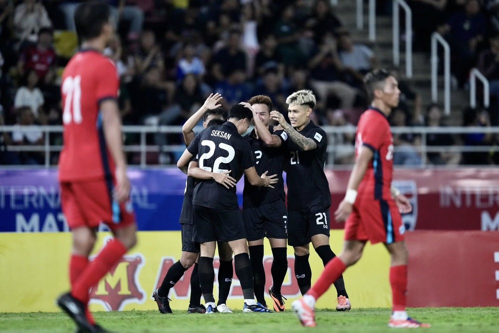 Tuyển Thái Lan (áo đen) đánh bại Singapore 3-2 trong trận đấu giao hữu tối 13/11/2025