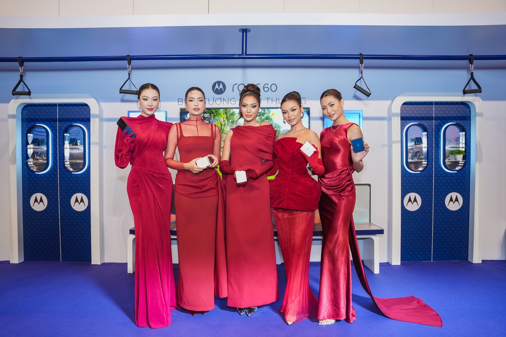 Dàn mỹ nhân Miss Cosmo đồng loạt sắc đỏ trải nghiệm điện thoại công nghệ - Ảnh 1.