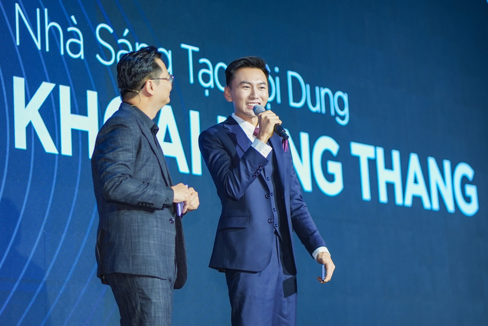 Dàn mỹ nhân Miss Cosmo đồng loạt sắc đỏ trải nghiệm điện thoại công nghệ - Ảnh 5.