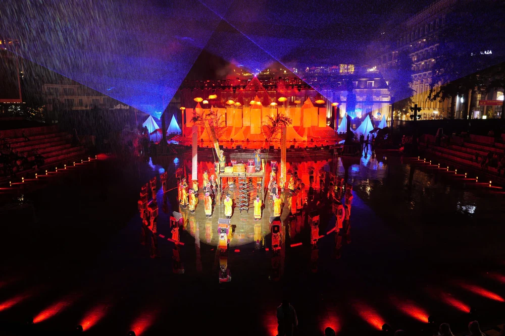 Đồng bào Dao đỏ tại Sapa: Không nghĩ văn hóa của mình lại đẹp đến thế trên sân khấu &quot;Thiêng&quot;! - Ảnh 1.