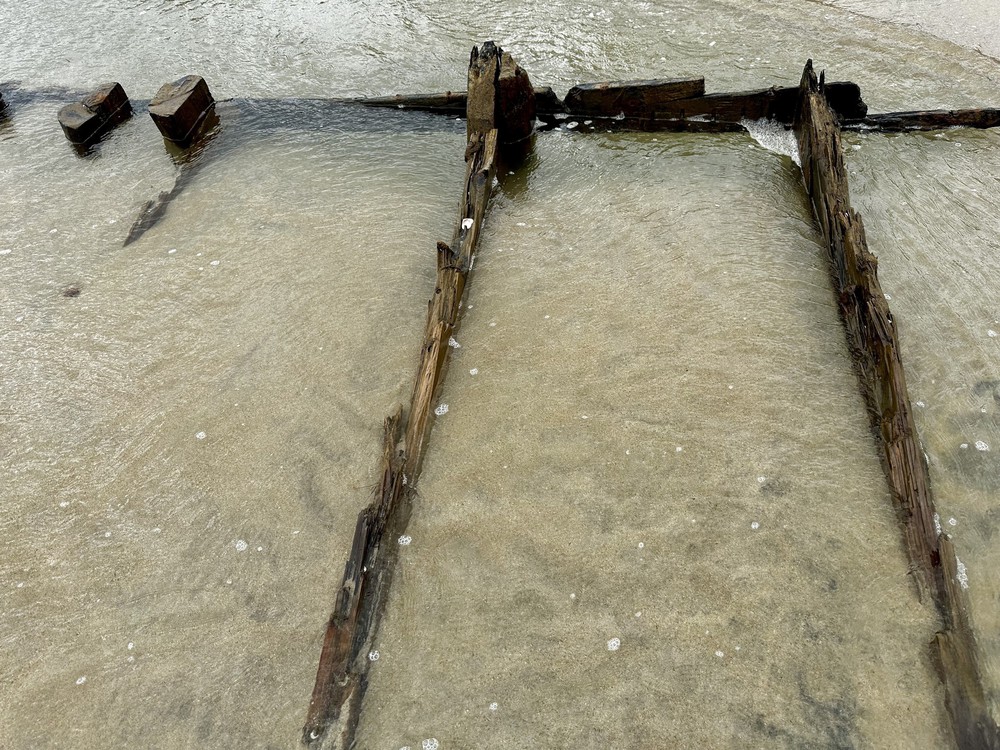 Tàu gỗ cổ tại bãi biển Hội An (Đà Nẵng) - Ảnh 6.