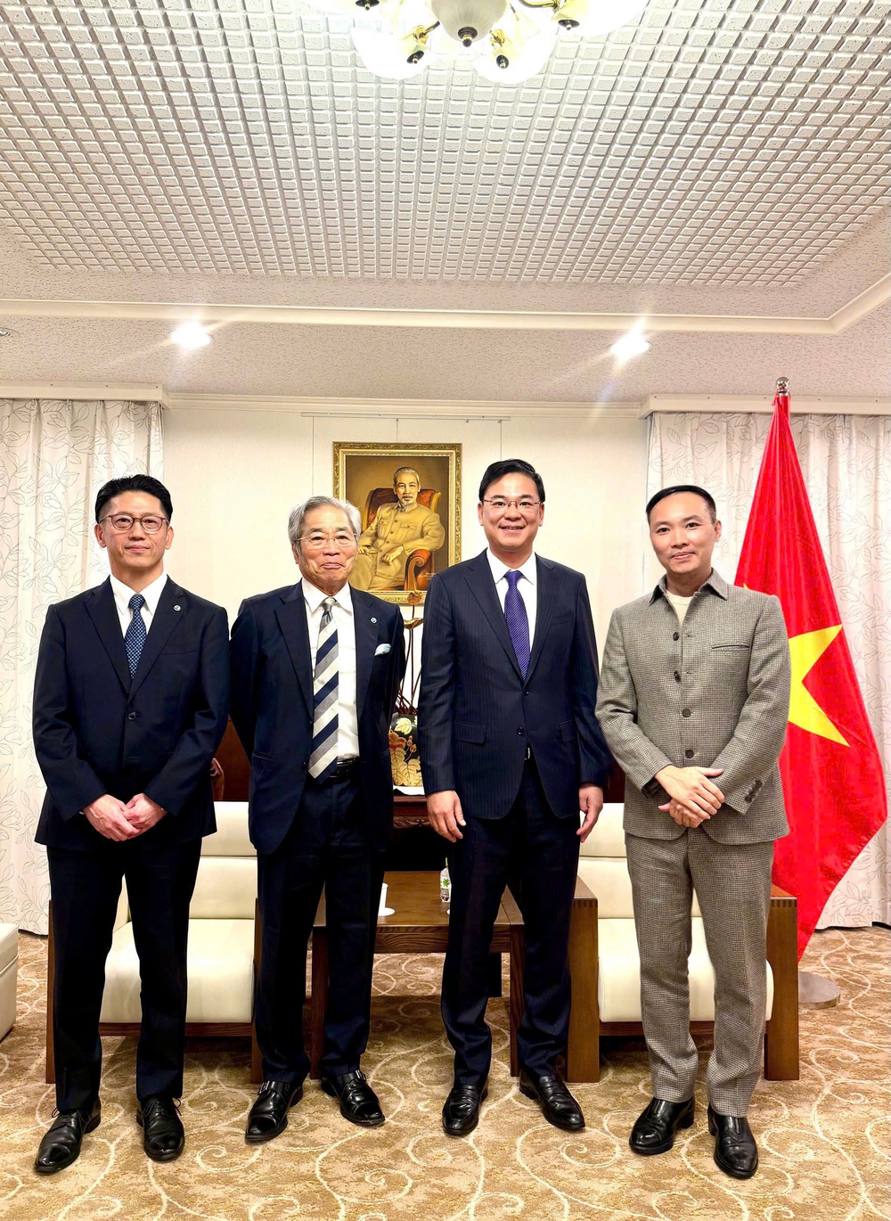 Vạn Nguyễn: Người Việt đầu tiên được vinh danh "Đạo diễn vì sứ mệnh bảo tồn giá trị văn hóa UNESCO 2025" - Ảnh 2. Vạn Nguyễn: Người Việt đầu tiên được vinh danh "Đạo diễn vì sứ mệnh bảo tồn giá trị văn hóa UNESCO 2025" - Ảnh 2.