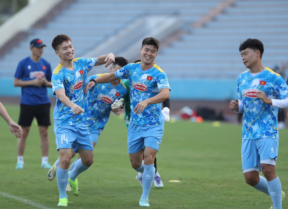 Tin nóng bóng đá Việt hôm nay 15/11: Đội tuyển Việt Nam sang Lào; CLB Thể Công Viettel nhận án phạt từ VPF - Ảnh 1. Tin nóng bóng đá Việt hôm nay 15/11: Đội tuyển Việt Nam sang Lào; CLB Thể Công Viettel nhận án phạt từ VPF - Ảnh 1.