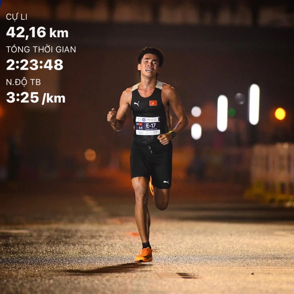 Huỳnh Anh Khôi lập kỷ lục cá nhân mới nhất về chạy marathon, hiện xếp thứ 5 trong số những chân chạy marathon nhanh nhất Việt Nam trong lịch sử