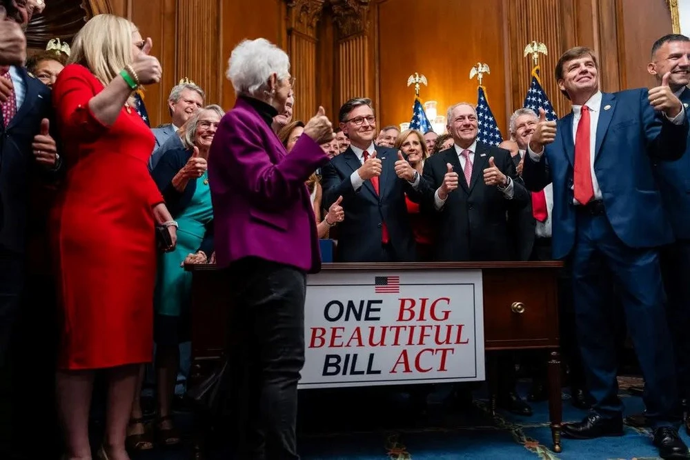 Tổng thống Trump âm thầm giảm hàng trăm tỷ USD tiền thuế cho giới siêu giàu - Ảnh 2.