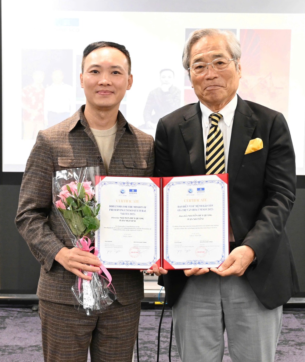 Vạn Nguyễn: Người Việt đầu tiên được vinh danh "Đạo diễn vì sứ mệnh bảo tồn giá trị văn hóa UNESCO 2025" - Ảnh 1. Vạn Nguyễn: Người Việt đầu tiên được vinh danh "Đạo diễn vì sứ mệnh bảo tồn giá trị văn hóa UNESCO 2025" - Ảnh 1.