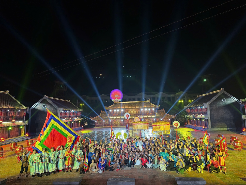 Vạn Nguyễn: Người Việt đầu tiên được vinh danh "Đạo diễn vì sứ mệnh bảo tồn giá trị văn hóa UNESCO 2025" - Ảnh 5. Vạn Nguyễn: Người Việt đầu tiên được vinh danh "Đạo diễn vì sứ mệnh bảo tồn giá trị văn hóa UNESCO 2025" - Ảnh 5.