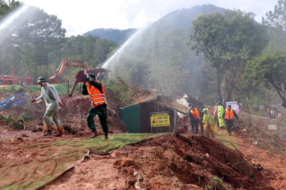Toàn quân chủ động ứng phó mưa lớn, ngập lụt, sạt lở đất - Ảnh 1.