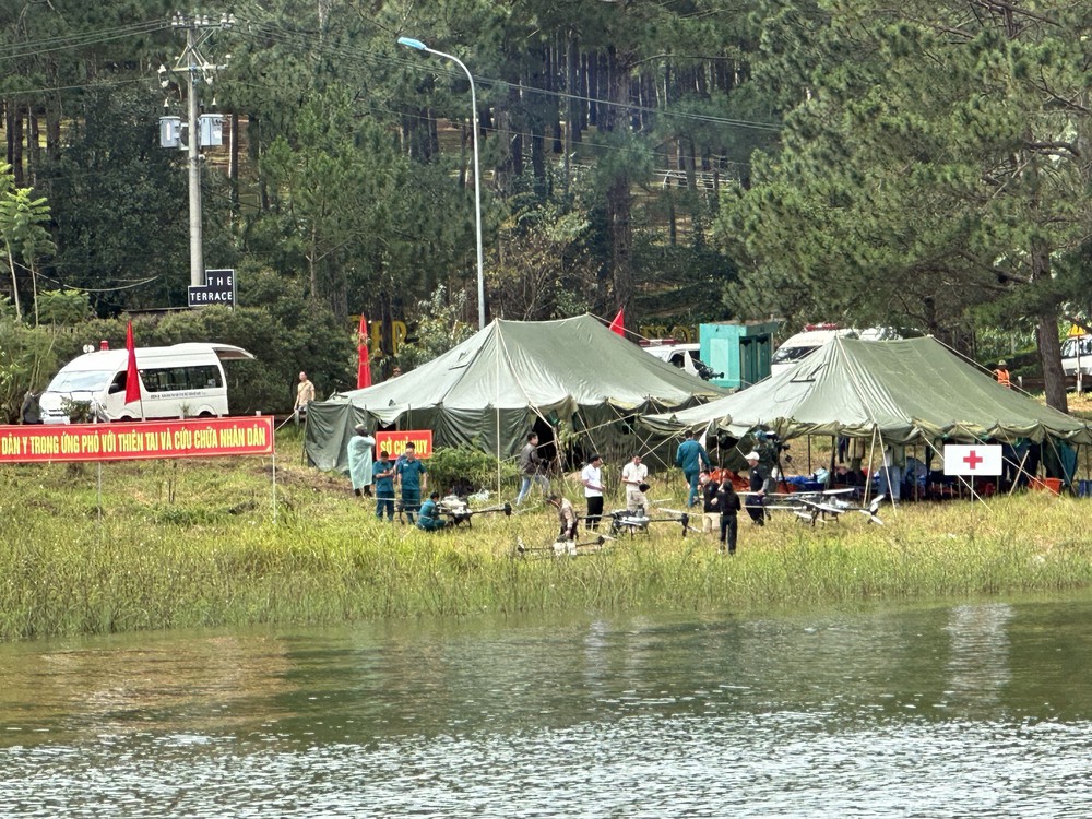 Toàn quân chủ động ứng phó mưa lớn, ngập lụt, sạt lở đất - Ảnh 2.