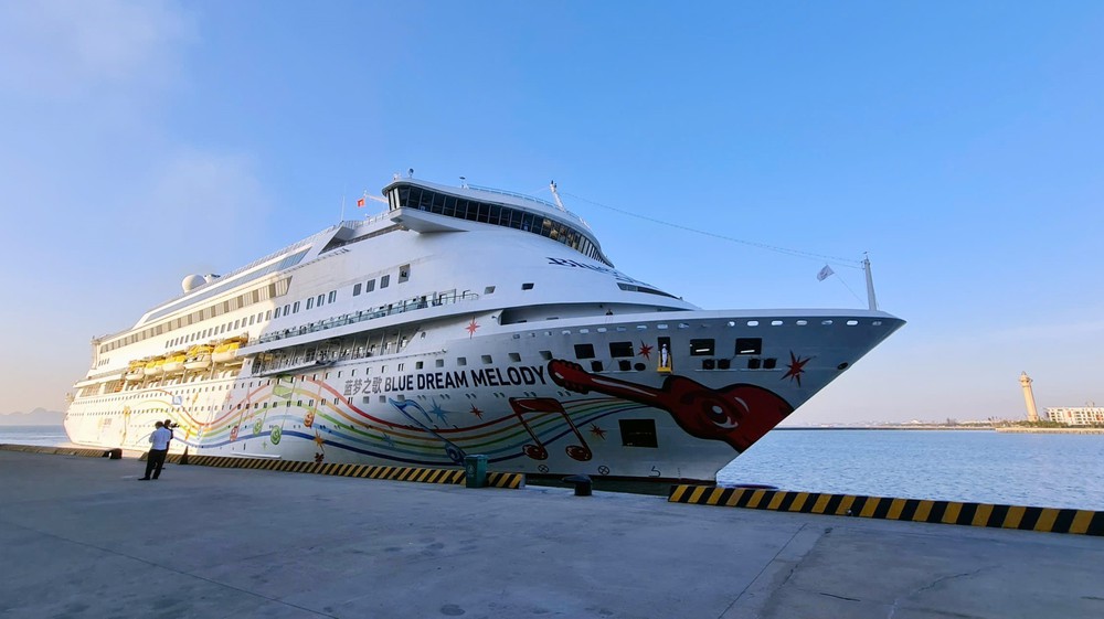 Đón chuyến tàu biển hạng sang chở hơn 1.100 khách Trung Quốc tham quan Quảng Ninh - Ảnh 1. Đón chuyến tàu biển hạng sang chở hơn 1.100 khách Trung Quốc tham quan Quảng Ninh - Ảnh 1.