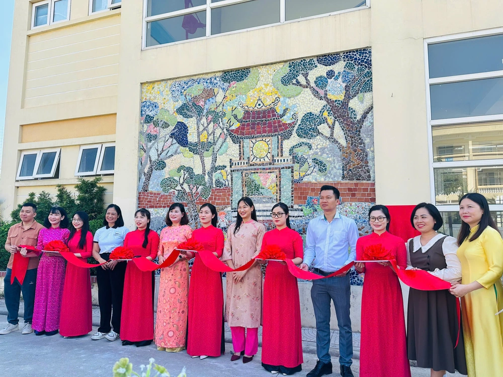 Tranh Văn Miếu từ vật liệu tái chế: Nghệ thuật tái sinh bước vào sân trường Liên Mạc - Ảnh 3.