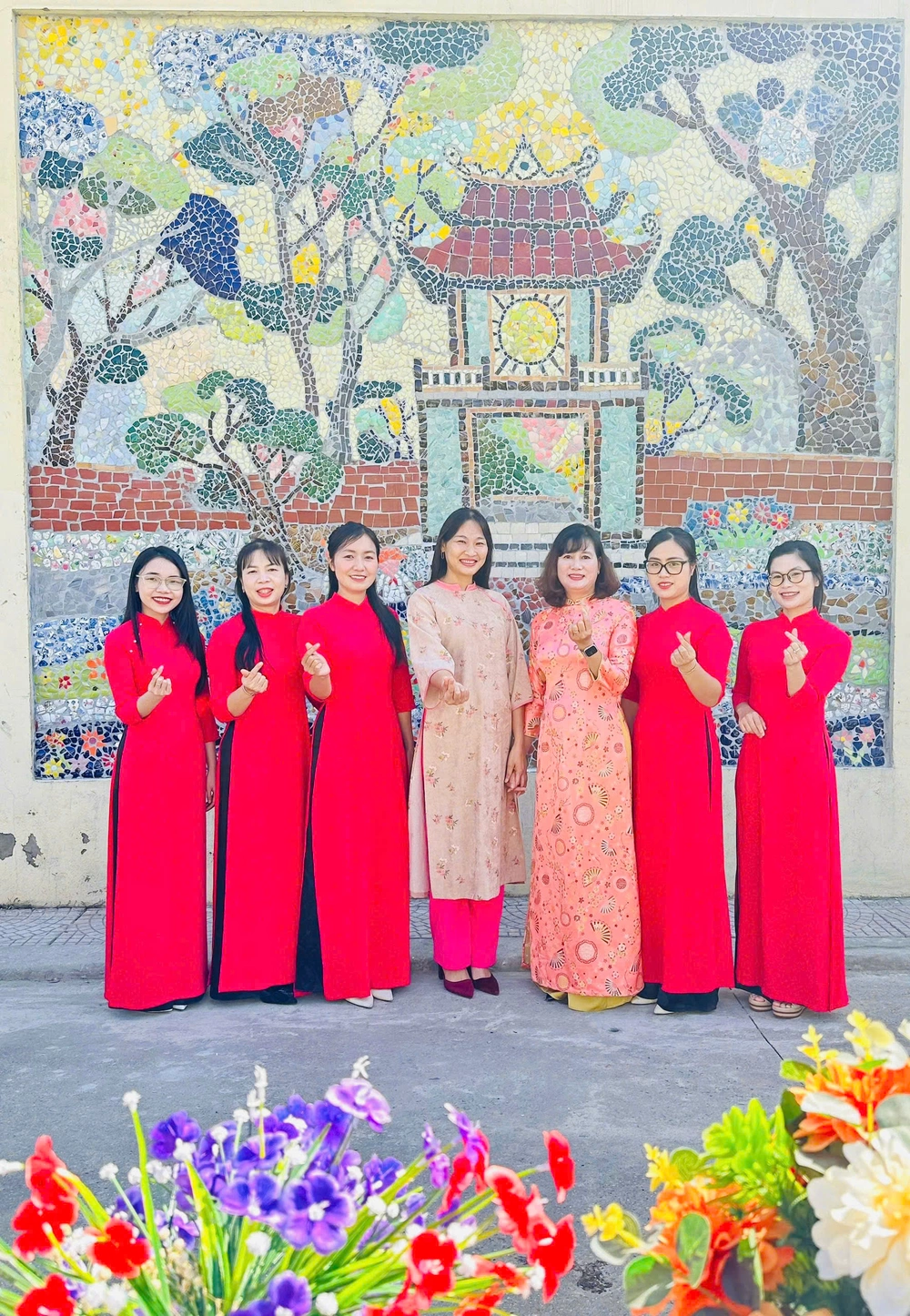 Tranh Văn Miếu từ vật liệu tái chế: Nghệ thuật tái sinh bước vào sân trường Liên Mạc - Ảnh 4.