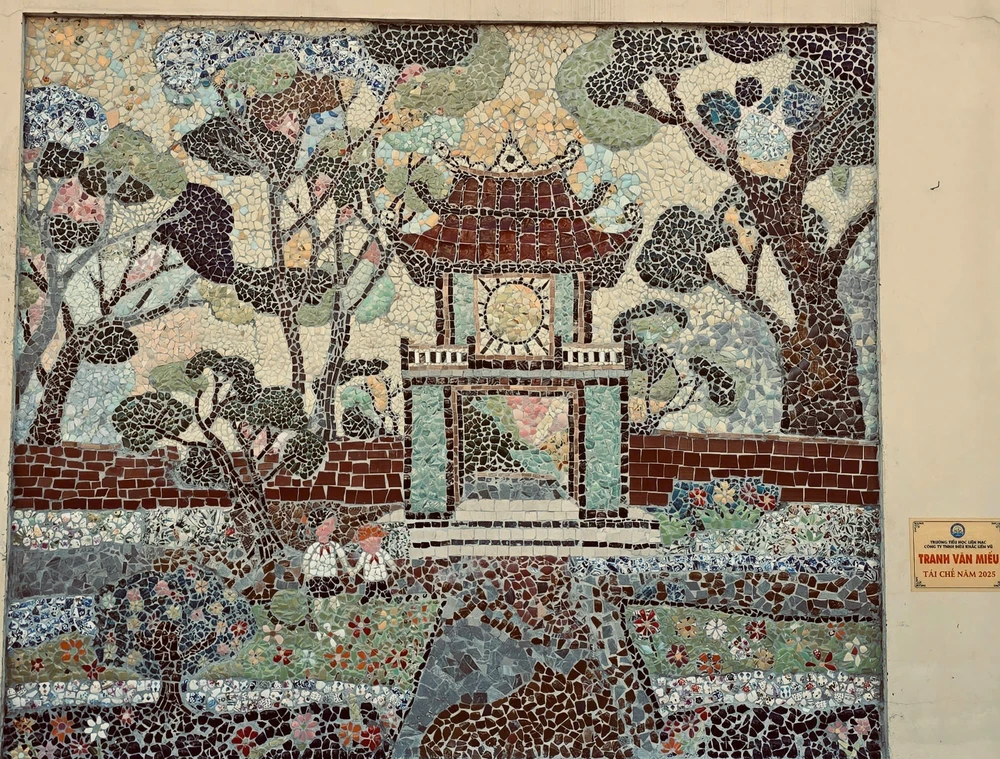Tranh Văn Miếu từ vật liệu tái chế: Nghệ thuật tái sinh bước vào sân trường Liên Mạc - Ảnh 1.