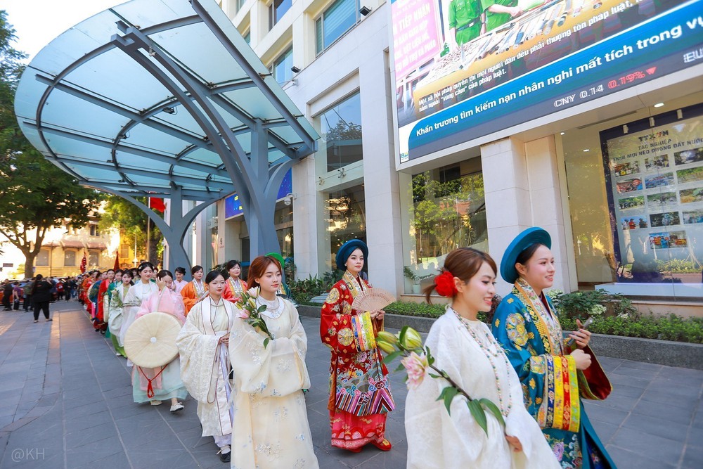 Hơn 1.000 người tái hiện dòng chảy lịch sử rực rỡ tại Hà Nội - Ảnh 3. Hơn 1.000 người tái hiện dòng chảy lịch sử rực rỡ tại Hà Nội - Ảnh 3.