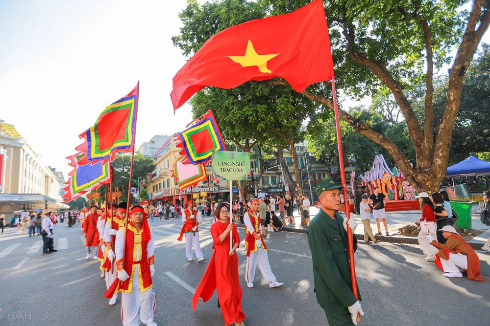 Hơn 1.000 người tái hiện dòng chảy lịch sử rực rỡ tại Hà Nội - Ảnh 2. Hơn 1.000 người tái hiện dòng chảy lịch sử rực rỡ tại Hà Nội - Ảnh 2.