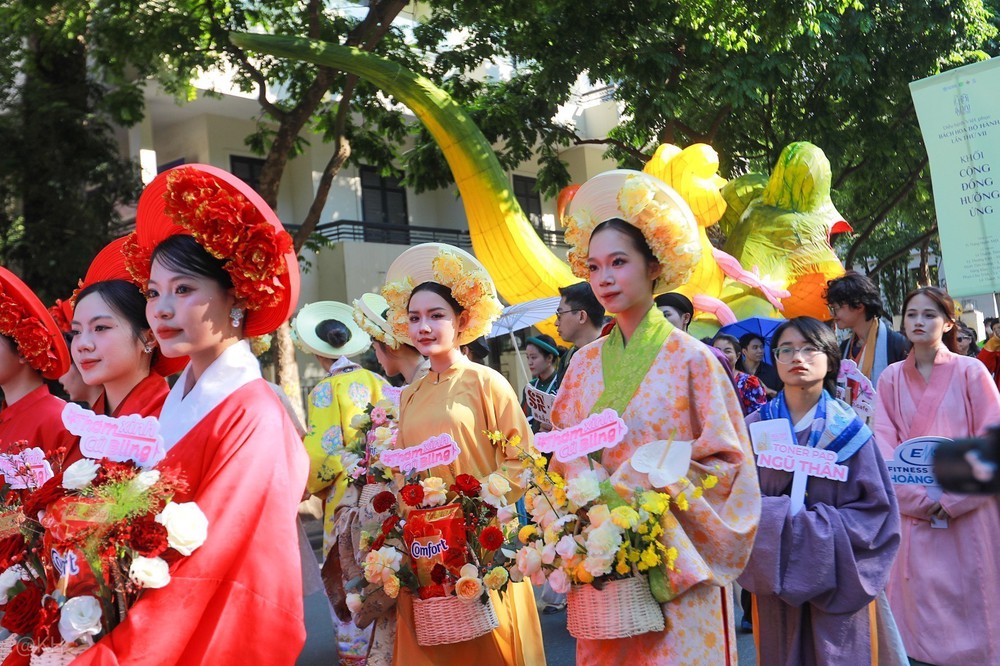 Diễu hành Áo dài và Tour “Chạm thu Hà Nội” - Sôi động không gian văn hóa cuối tuần Thủ đô - Ảnh 2. Diễu hành Áo dài và Tour “Chạm thu Hà Nội” - Sôi động không gian văn hóa cuối tuần Thủ đô - Ảnh 2.