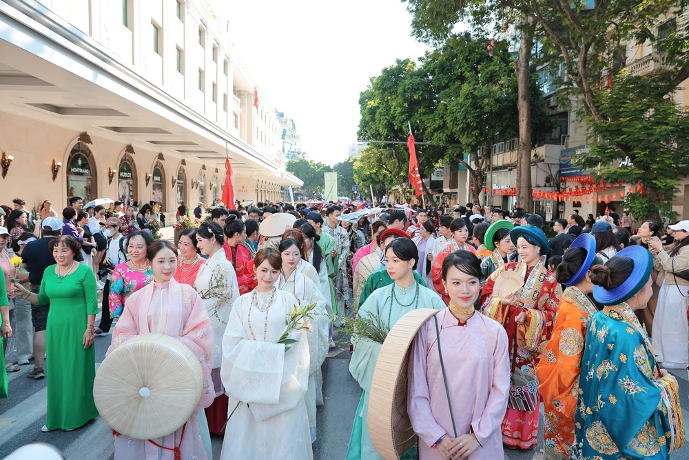 Hơn 1.000 người tái hiện dòng chảy lịch sử rực rỡ tại Hà Nội - Ảnh 4. Hơn 1.000 người tái hiện dòng chảy lịch sử rực rỡ tại Hà Nội - Ảnh 4.