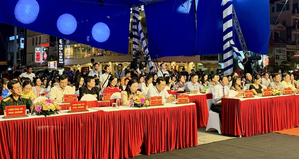 Khai mạc Liên hoan Nghệ thuật quần chúng khu dân cư toàn quốc 2025 - Ảnh 4. Khai mạc Liên hoan Nghệ thuật quần chúng khu dân cư toàn quốc 2025 - Ảnh 4.