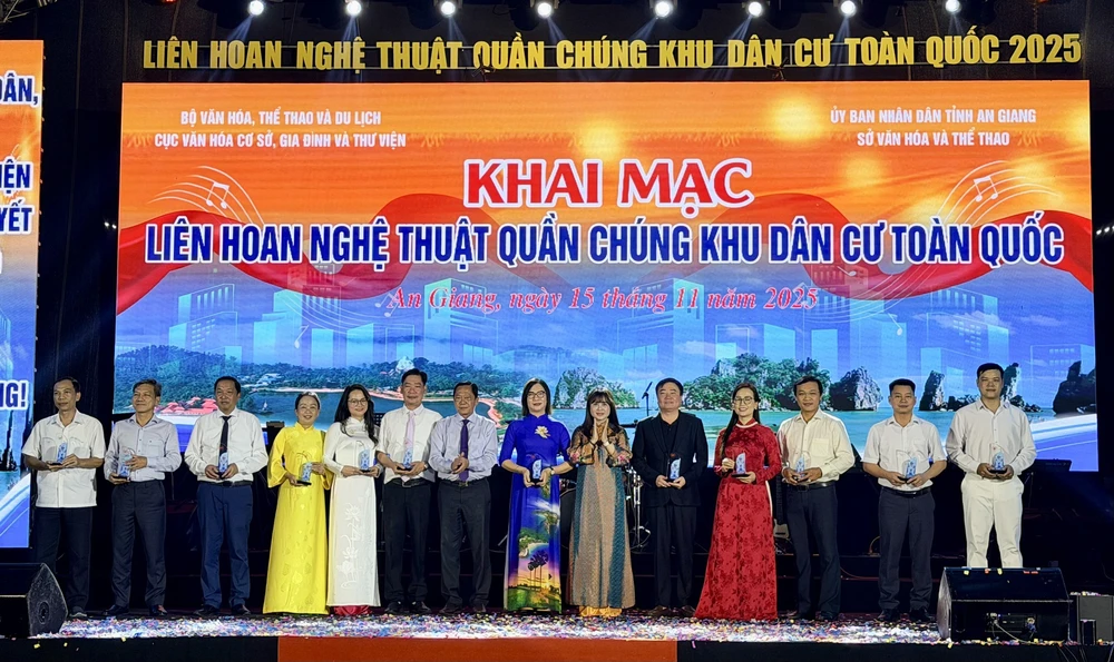 Khai mạc Liên hoan Nghệ thuật quần chúng khu dân cư toàn quốc 2025 - Ảnh 2. Khai mạc Liên hoan Nghệ thuật quần chúng khu dân cư toàn quốc 2025 - Ảnh 2.