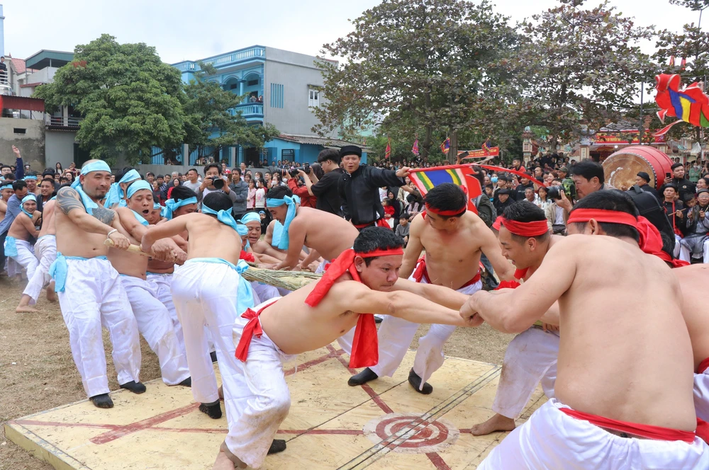 10 năm Nghi lễ và trò chơi Kéo co được UNESCO vinh danh: một thập kỷ bảo tồn và phát huy giá trị - Ảnh 4. 10 năm Nghi lễ và trò chơi Kéo co được UNESCO vinh danh: một thập kỷ bảo tồn và phát huy giá trị - Ảnh 4.