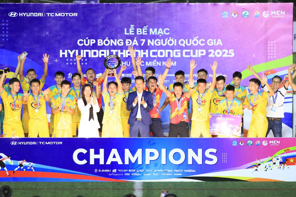 Xác định nhà vô địch Cúp bóng đá 7 người Quốc gia 2025 khu vực miền Nam - Ảnh 2. Xác định nhà vô địch Cúp bóng đá 7 người Quốc gia 2025 khu vực miền Nam - Ảnh 2.