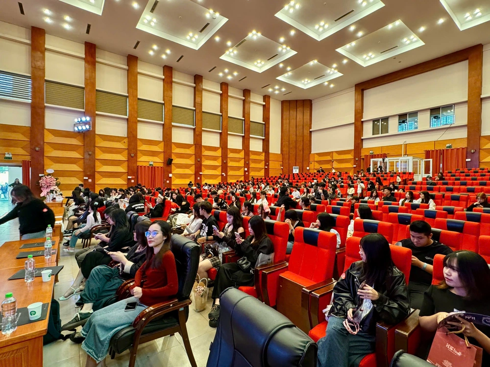 Fan Meeting tại Hà Nội của "Em Xinh" Han Sara - Ảnh 6. Fan Meeting tại Hà Nội của "Em Xinh" Han Sara - Ảnh 6.