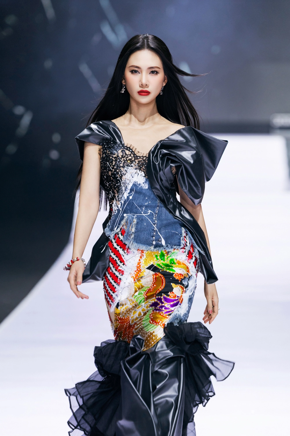 "Cuộc chơi" thời trang kết hợp truyền thống và hội hoạ của NTK Cao Minh Tiến - Ảnh 4. "Cuộc chơi" thời trang kết hợp truyền thống và hội hoạ của NTK Cao Minh Tiến - Ảnh 4.