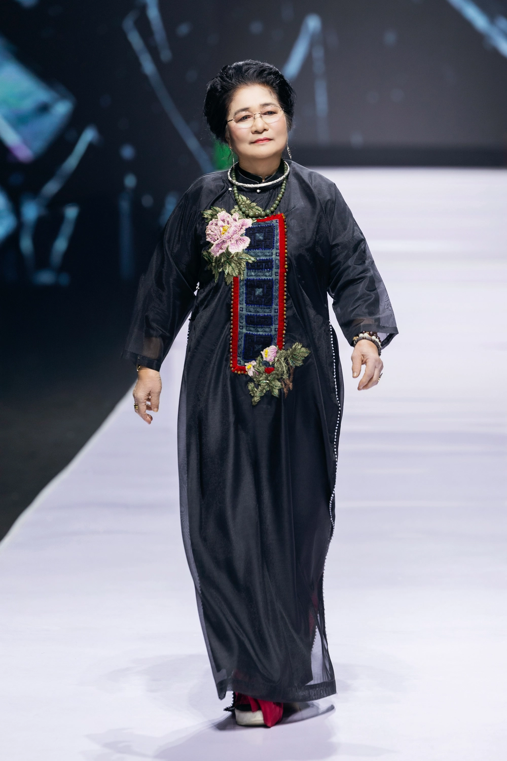 "Cuộc chơi" thời trang kết hợp truyền thống và hội hoạ của NTK Cao Minh Tiến - Ảnh 9. "Cuộc chơi" thời trang kết hợp truyền thống và hội hoạ của NTK Cao Minh Tiến - Ảnh 9.