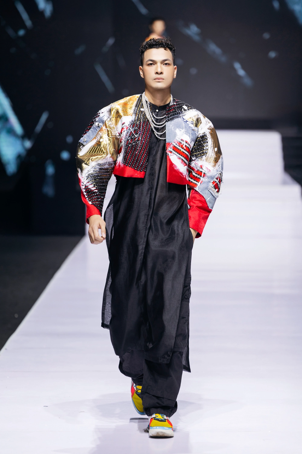 "Cuộc chơi" thời trang kết hợp truyền thống và hội hoạ của NTK Cao Minh Tiến - Ảnh 8. "Cuộc chơi" thời trang kết hợp truyền thống và hội hoạ của NTK Cao Minh Tiến - Ảnh 8.