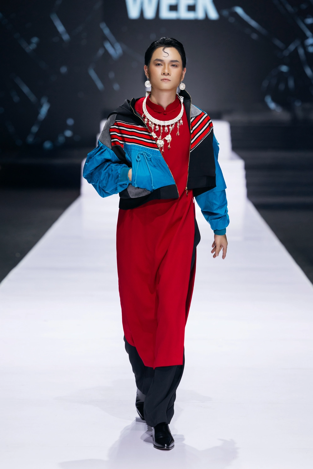 "Cuộc chơi" thời trang kết hợp truyền thống và hội hoạ của NTK Cao Minh Tiến - Ảnh 6. "Cuộc chơi" thời trang kết hợp truyền thống và hội hoạ của NTK Cao Minh Tiến - Ảnh 6.