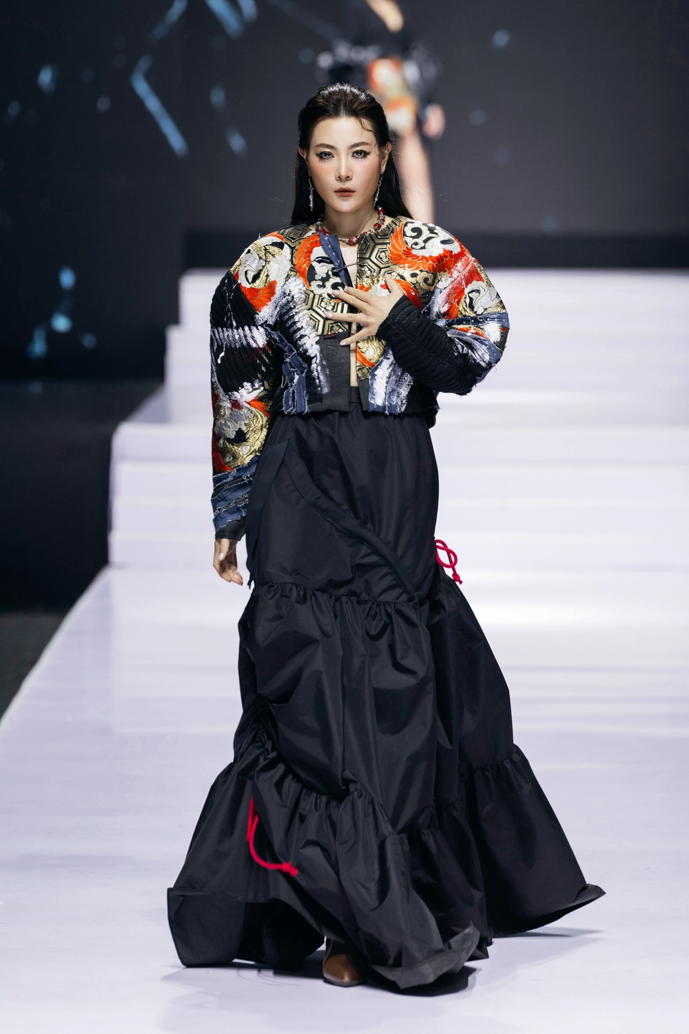 "Cuộc chơi" thời trang kết hợp truyền thống và hội hoạ của NTK Cao Minh Tiến - Ảnh 7. "Cuộc chơi" thời trang kết hợp truyền thống và hội hoạ của NTK Cao Minh Tiến - Ảnh 7.